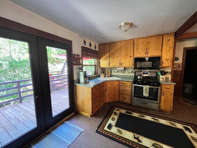 Full kitchen opening onto the deck